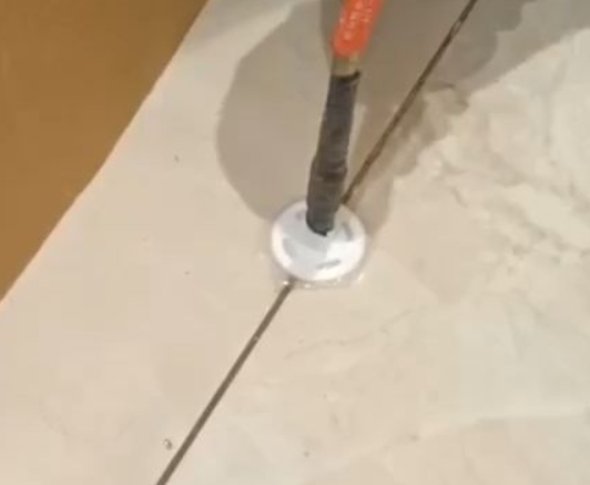 林州瓷砖空鼓维修公司专业解答瓷砖在铺贴过程中，如果没有涂抹均匀到位的粘结材料（如水泥砂浆或瓷砖胶），可能会导致以下问题