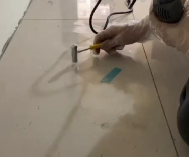 林州瓷砖开裂维修公司专业分享瓷砖在铺贴前如果没有沥干水分，将会导致以下问题